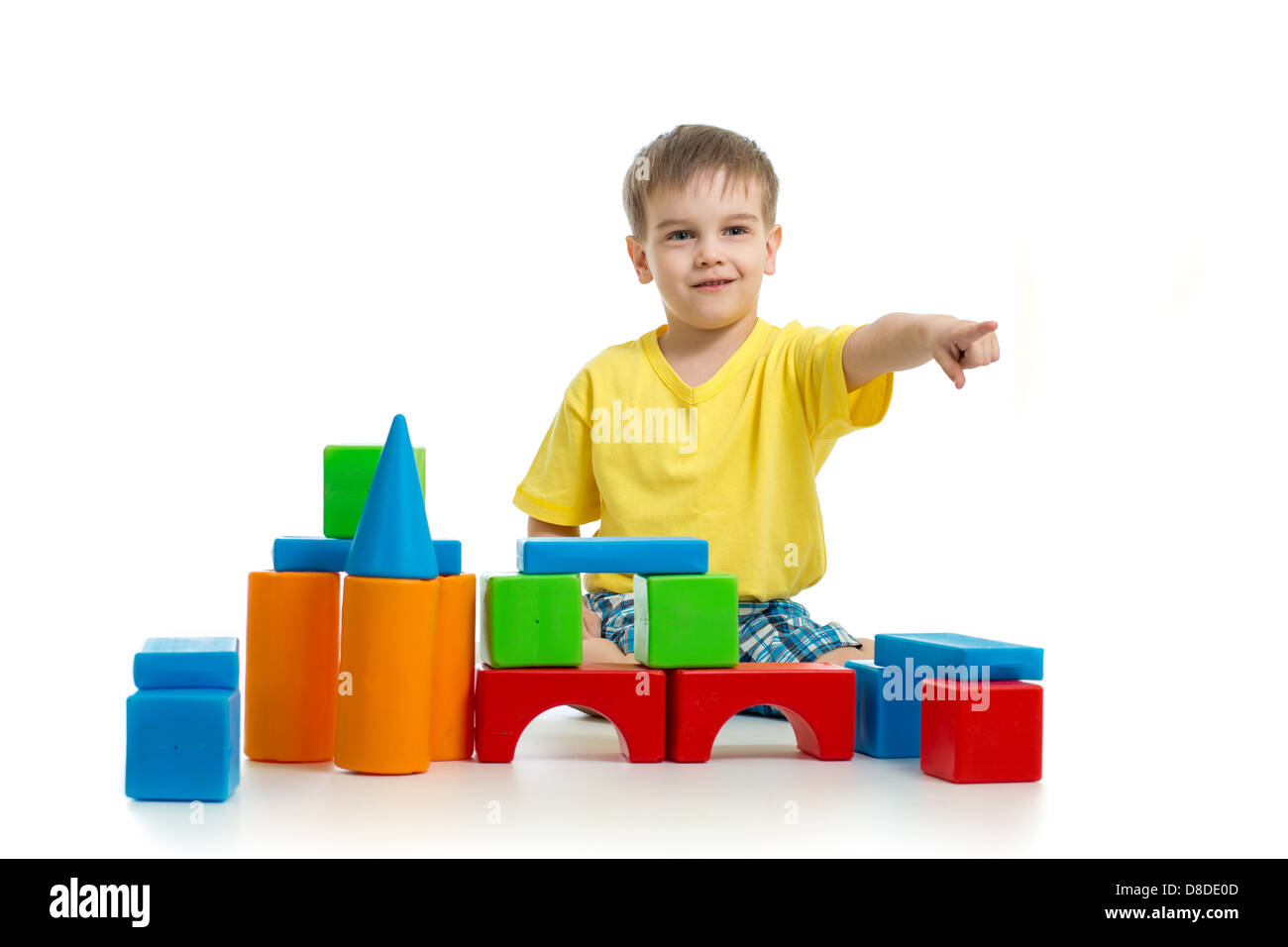 Kind mit bunten Bausteinen zu spielen und zeigt Richtung mit dem finger Stockfoto