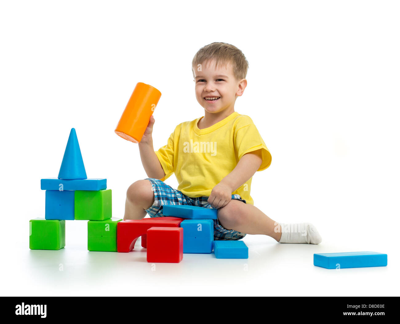 glückliches Kind spielen mit bunten Bausteinen auf weißem Hintergrund Stockfoto