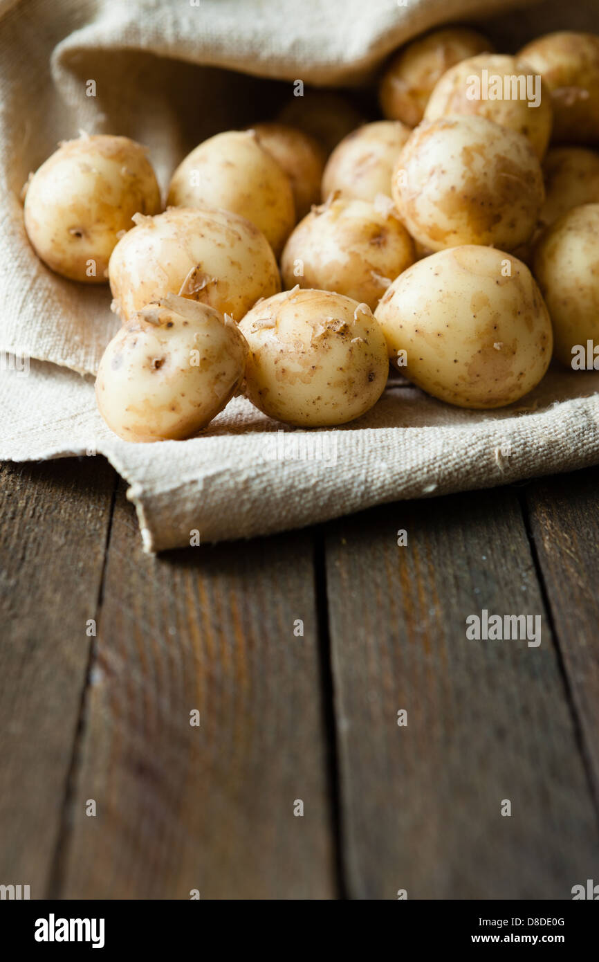 Frische Baby ungeschälte Kartoffeln essen Nahaufnahme Stockfoto