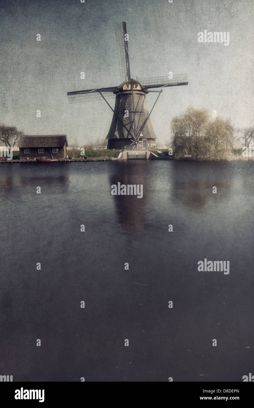 einen Fluss vor einer Windmühle Stockfoto