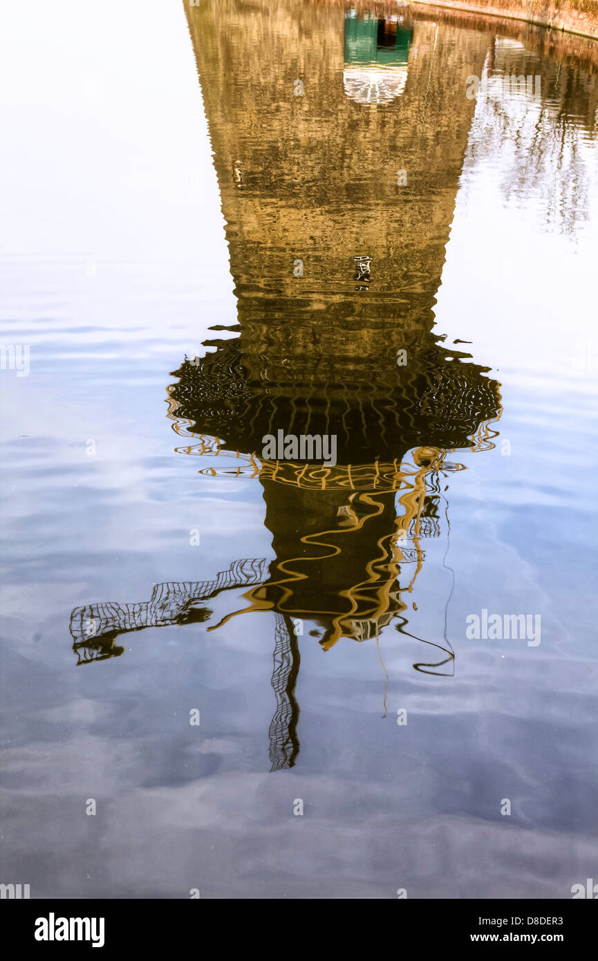 Reflexion einer Windmühle im Wasser Stockfoto