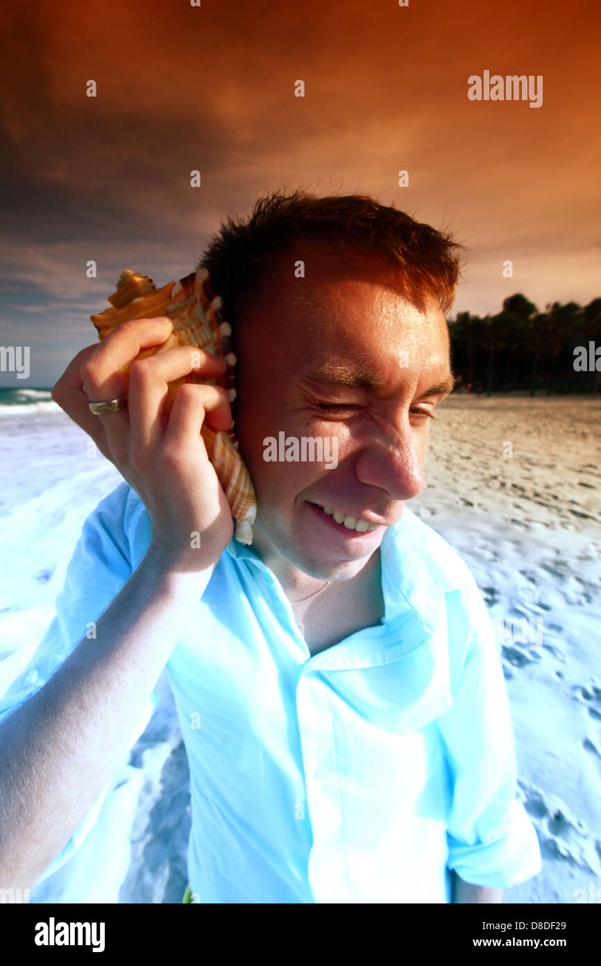 junger Mann Anruf telefonisch Schale Stockfoto