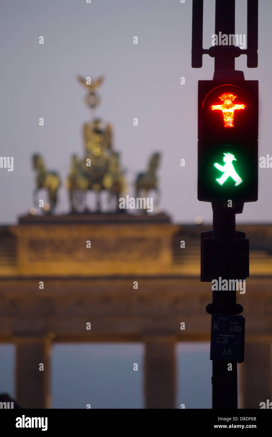 Ampelmannchen alten ostdeutschen Ampeln mit Umriss der Statuen am Brandenburger Tor bei Nacht Mitte Berlin Deutschland Stockfoto