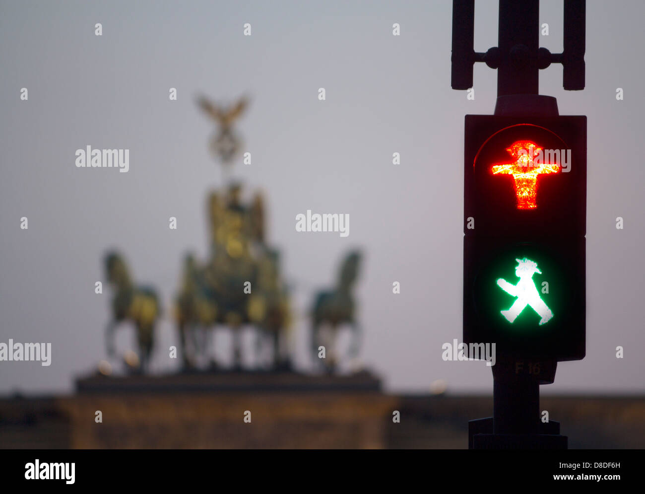 Ampelmannchen alten ostdeutschen Ampeln mit Umriss der Statuen am Brandenburger Tor bei Nacht Mitte Berlin Deutschland Stockfoto