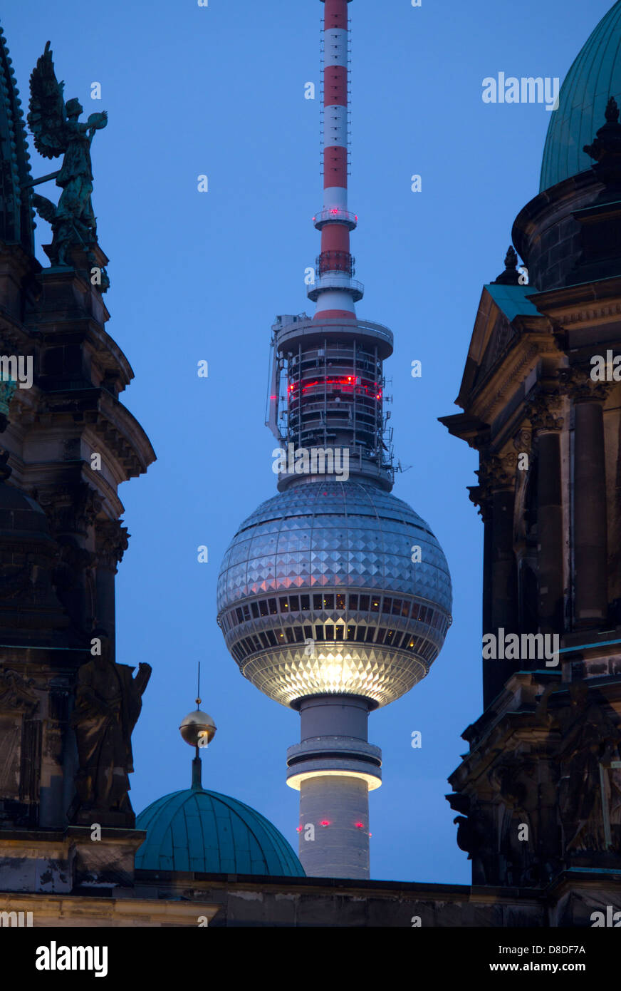 Fernsehturm Fernsehturm gesehen zwischen den Türmen der Berliner Dom in der Dämmerung / Dämmerung / Nacht Mitte Berlin Deutschland Stockfoto