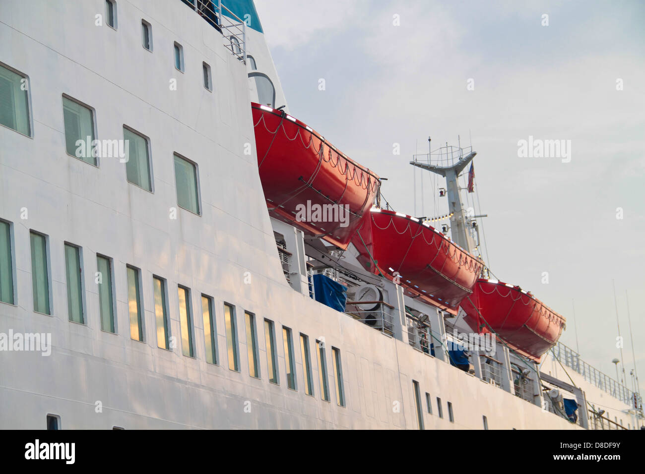 Rote Farbe Rettungsboote an Bord eines Passagierschiffs. Stockfoto