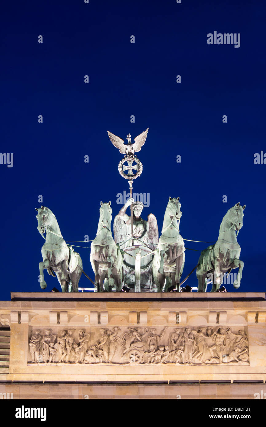 Brandenburger Tor Brandenburger Tor Quadriga Statuen der vier Pferde und Streitwagen auf Tor in der Dämmerung Mitte Berlin Deutschland Stockfoto