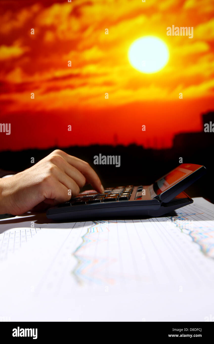 Reseller Frühwerk berechnen Preis Wolkenkratzer unter Sonnenuntergang Stockfoto