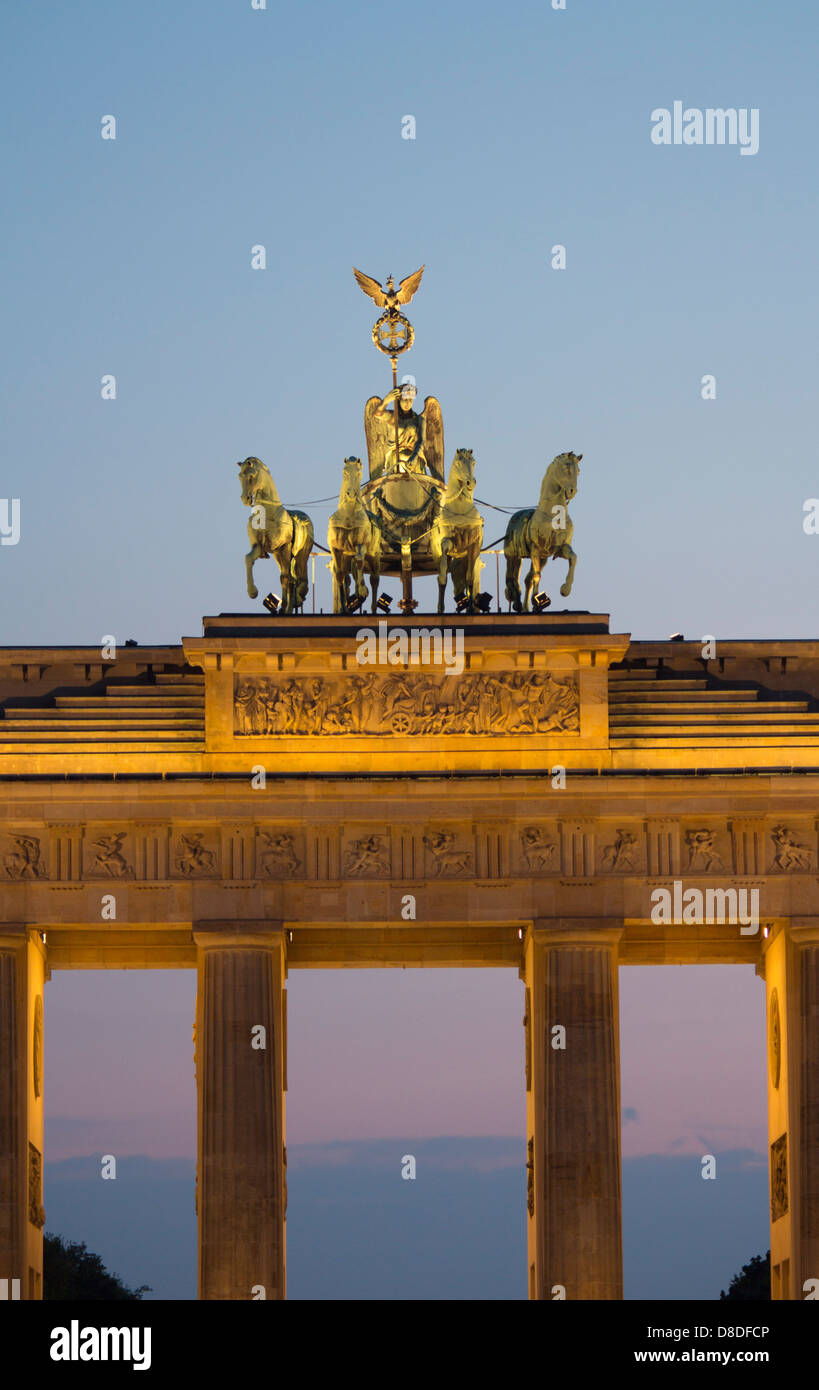 Brandenburger Tor Brandenburger Tor Quadriga Statuen der vier Pferde und Streitwagen auf Tor nachts Mitte Berlin Deutschland Stockfoto
