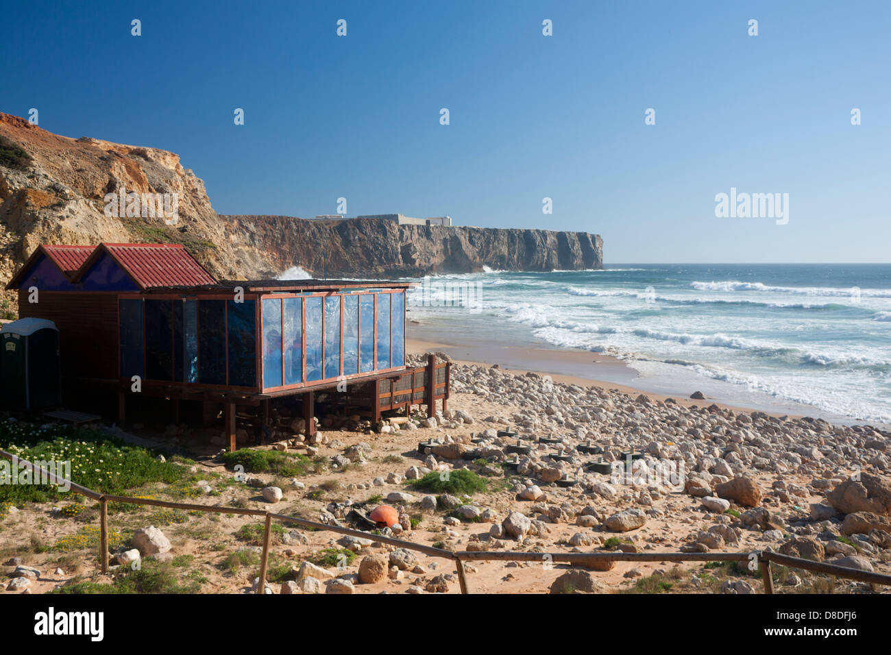 Beach Shack / Café / bar Praia do Tonel mit Blick zum Fortaleza und Vorgebirge bei Sagres Algarve Portugal Stockfoto