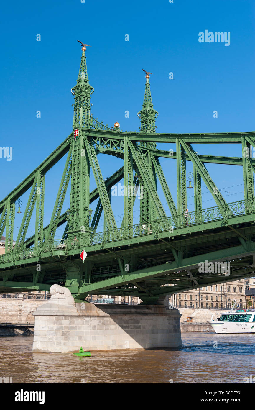 Ungarn Budapest Donau Liberty Brücke der Freiheit Szabadság Hid Detail erbaut 1899 Royal Crest & mythischen Turul Vögel Stockfoto