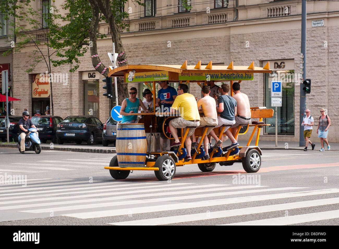 Budapest, Ungarn, rollende Bier bar Zyklus mit Pedalen & 10 Sitze zehn Männer treten trinken trinken & Antrieb Stockfoto