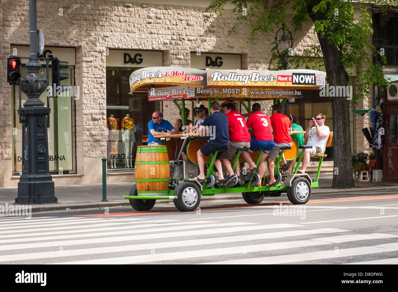 Ungarn Budapest Rolling Bier bar Zyklus mit Pedalen 10 Zehn sitzen Männer treten trinken Trinken Antrieb fahren Stockfoto