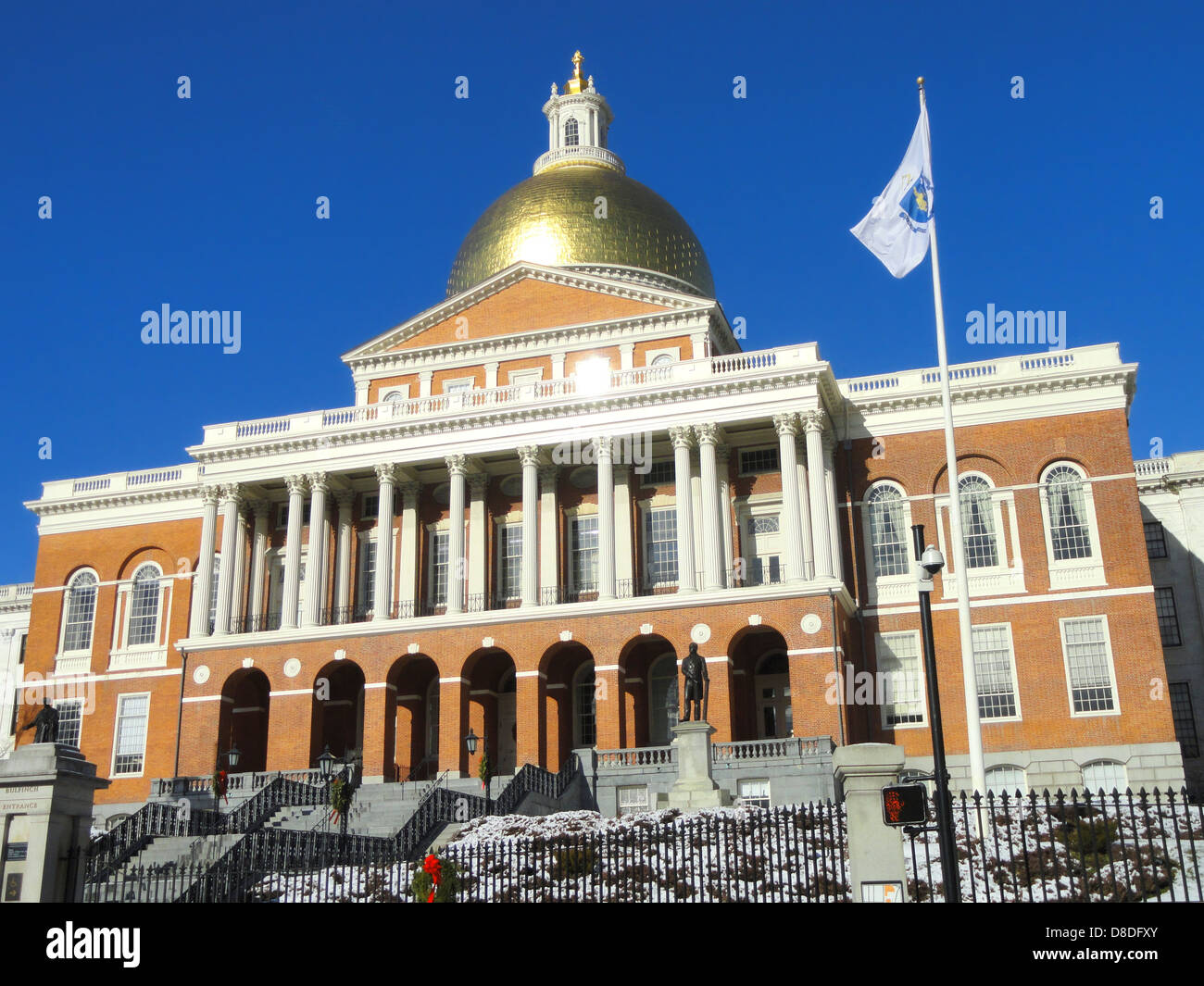 Das Boston Massachusetts State House ist ein historisches Regierungsgebäude im Viertel Beacon Hill. Es beherbergt die Büros des Gouverneurs und des Massachusetts General Court und ist für seine unverwechselbare goldene Kuppel und neoklassizistische Architektur bekannt. Stockfoto