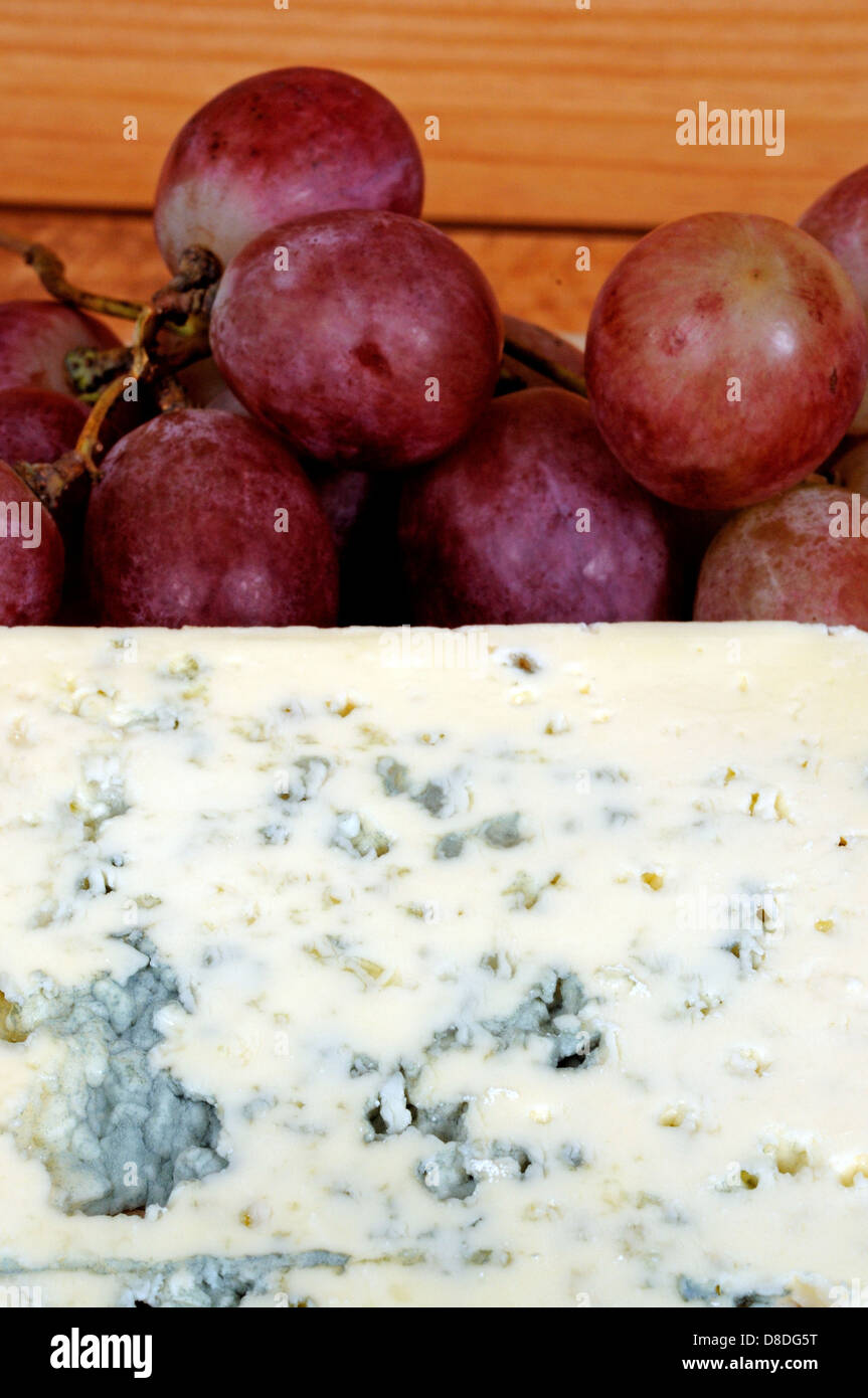 Bleu d ' Auvergne Käse und rote Trauben. Stockfoto