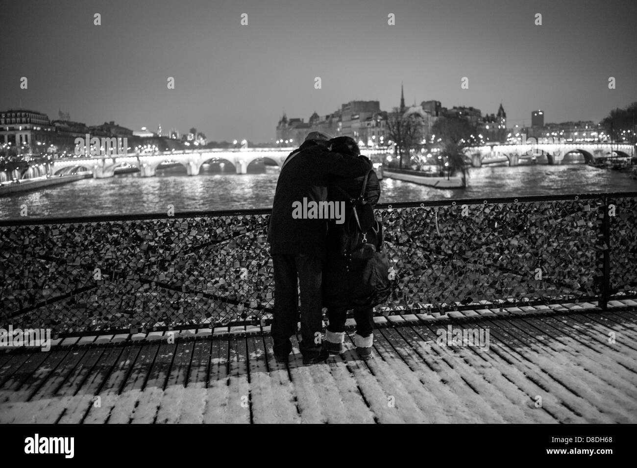 Liebhaber Küssen auf Pont des Arts Stockfoto