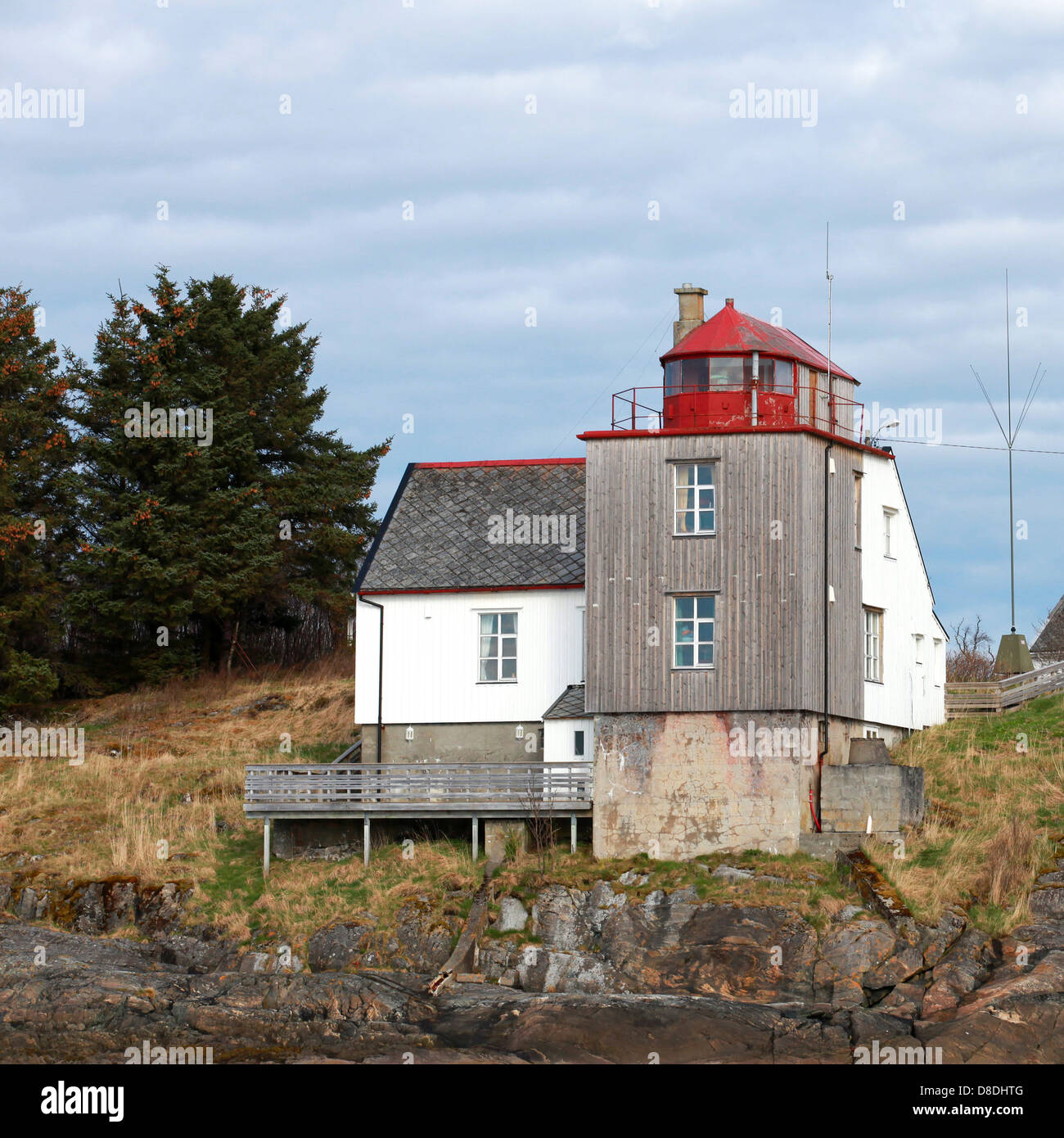 Alte norwegische Leuchtturm mit roter Spitze an der Küste Stockfoto