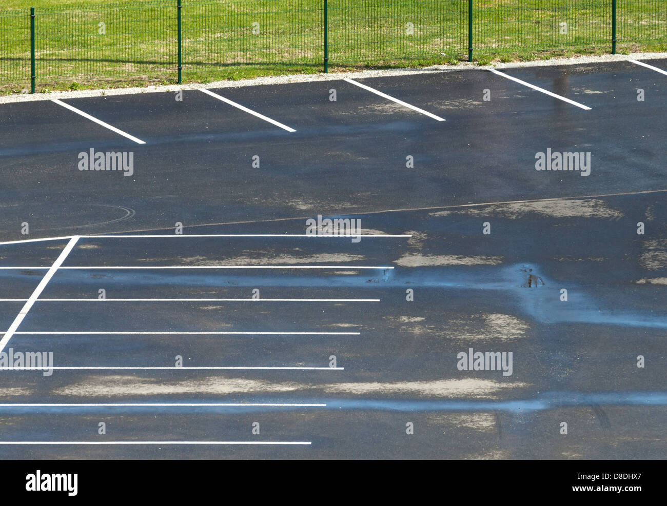 Leere Parkplätze und Rasen nass Stockfoto