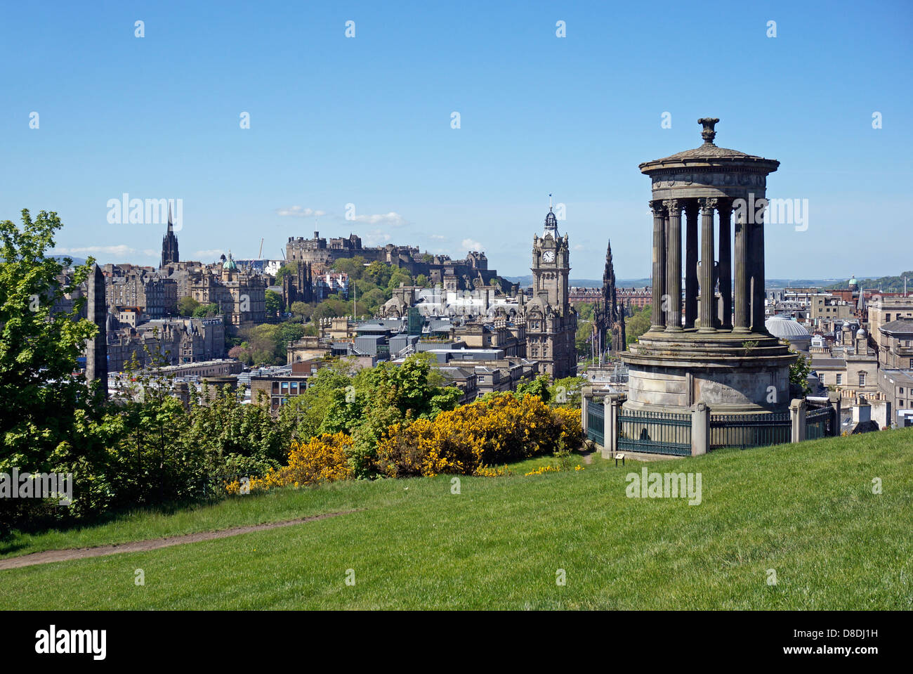 Die klassische Ansicht des Zentrums von Edinburgh vom Calton Hill mit Dugald Stewart Memorial rechts Stockfoto
