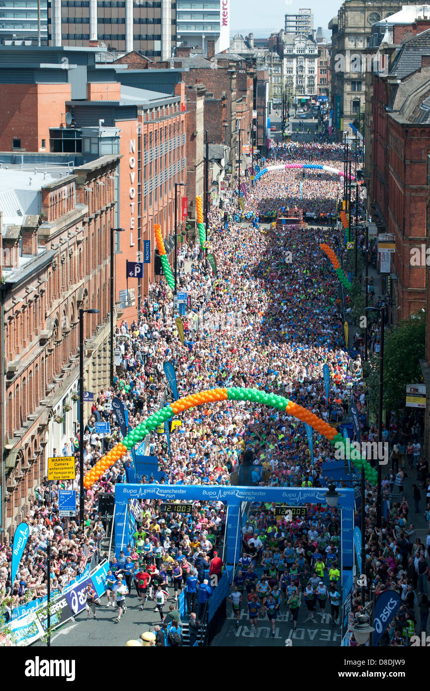 MANCHESTER, VEREINIGTES KÖNIGREICH. 26. Mai 2013. Läufer bereiten Sie zur Teilnahme an der 2013 Bupa Great Manchester Run auf Portland Street in Manchester. 10km Straße Veranstaltung seit einer jährlichen Fixpunkt im Kalender der Stadt traf es zuerst die Straßen im Jahr 2003. Rund 40.000 Läufer teilnehmen, damit eine der größte Massebeteiligung des Vereinigten Königreichs Laufveranstaltungen. Bildnachweis: News Schüsse Nord/Alamy Live News (nur zur redaktionellen Verwendung). Stockfoto