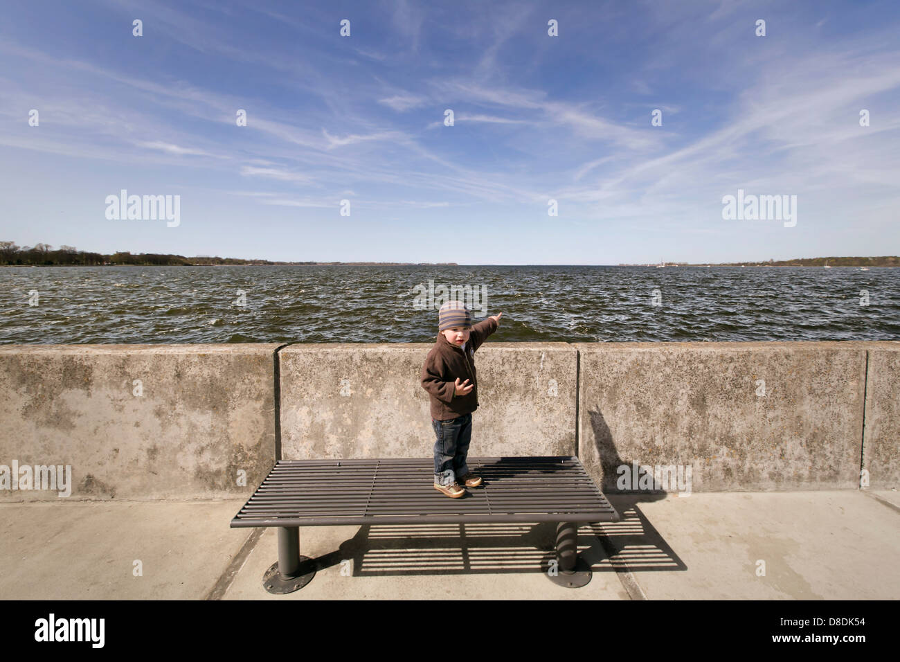 Kleinkind, junge 2 Jahre zeigen an der Ostsee Stockfoto