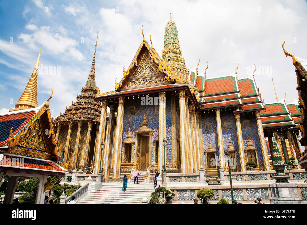 Der Prasat Phra Dhepbidorn (königliches Pantheon) und Phra Mondop (links) auf den großen Schlosspark. Bangkok, Thailand. Stockfoto