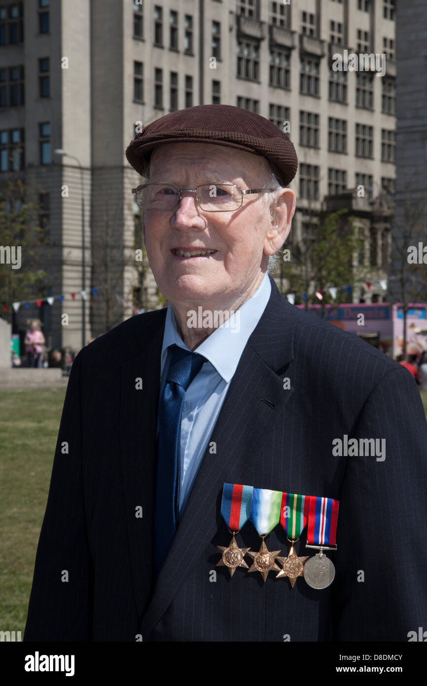 Weltkrieg zwei Veteran in Liverpool, Merseyside, UK, 26. Mai, 2013. Herr Ernie Bäcker, 89 aus Liverpool, das Tragen von Weltkrieg II Atlantic Star Medaillen, wer war ein Seemann auf einem Konvoi Zerstörer am 70. Zum Gedenken an die Schlacht von atlantischen Teil des Liverpool Waterfront Ereignis. Die Schlacht im Atlantik war die längste ununterbrochene militärische Kampagne des Zweiten Weltkriegs und war entscheidend für den Gesamterfolg der alliierten Streitkräfte. Credit: cernan Elias/Alamy leben Nachrichten Stockfoto