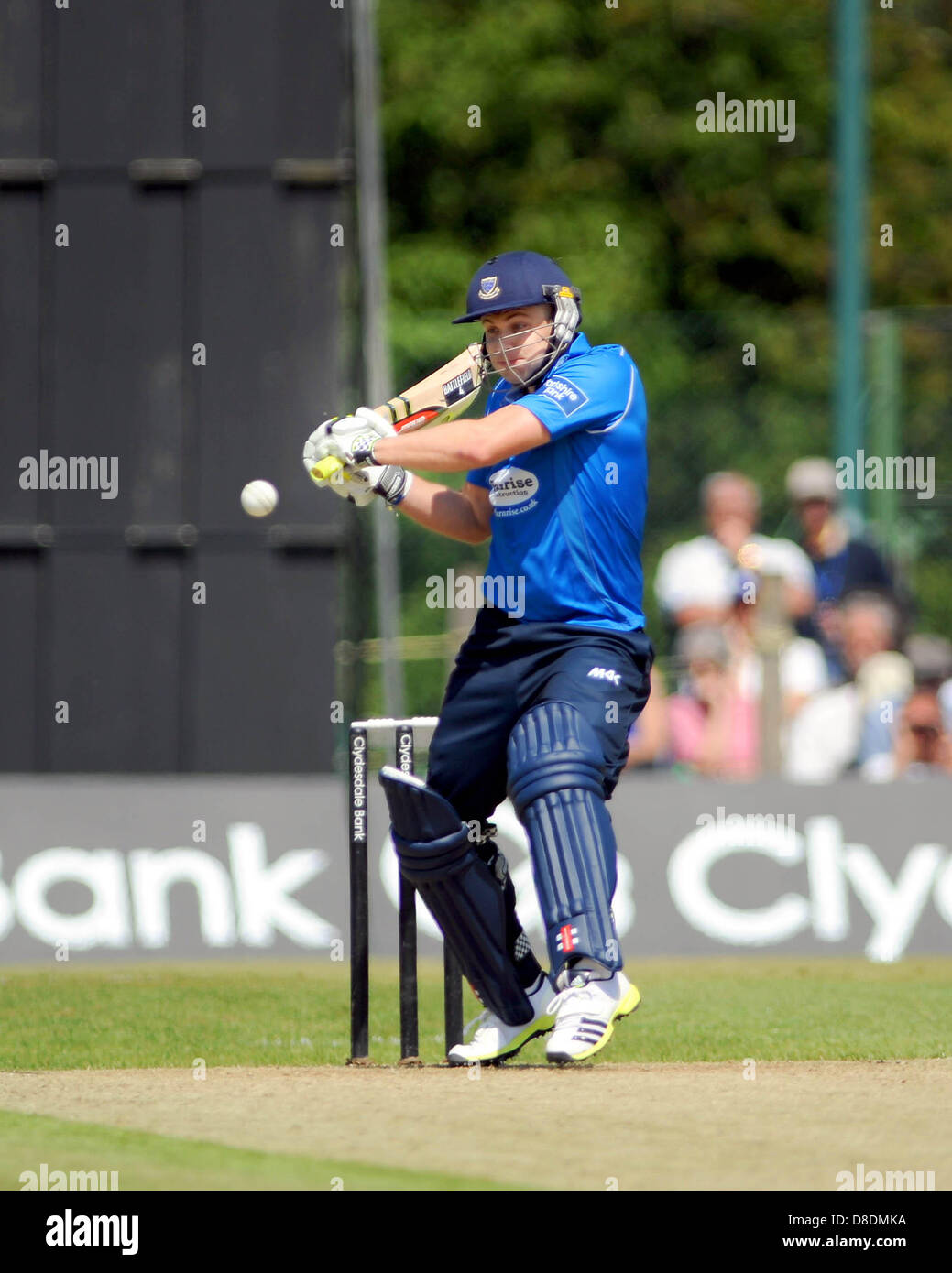 Horsham Sussex UK 26. Mai 2013 - Sussex Schlagmann Luke Wright trifft wie Kent Spitfires in ihrem YB40 Spiel in Horsham Sussex Haie übernehmen heute Foto von Simon Dack/Alamy Live News Stockfoto