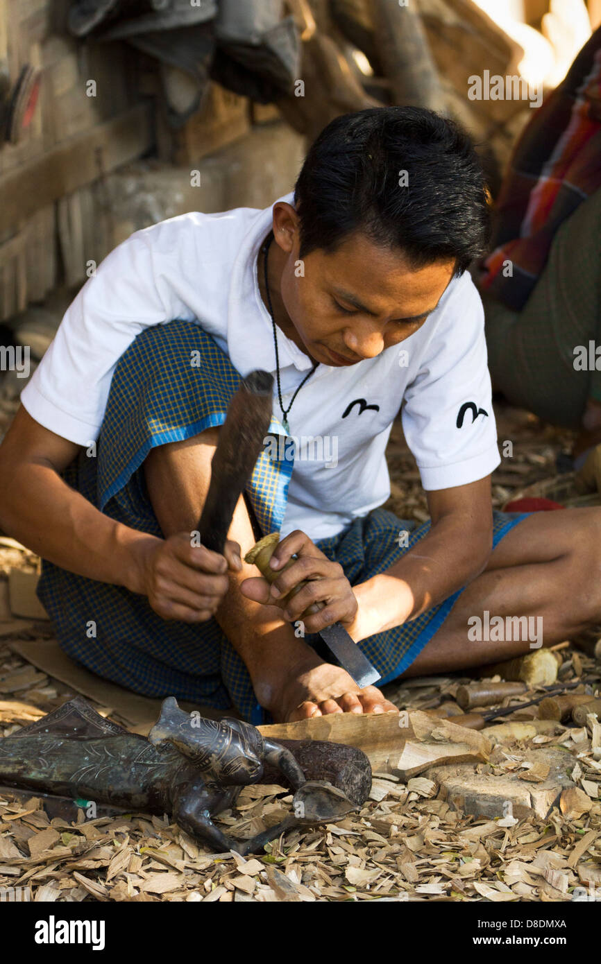 Carving burmesische Marionetten in Mandalay, Myanmar 4 Stockfoto