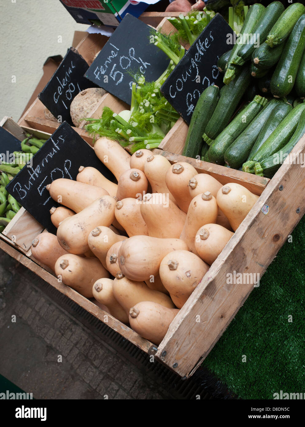Gemüse zum Verkauf an Totnes Markt. Devon, England Stockfoto