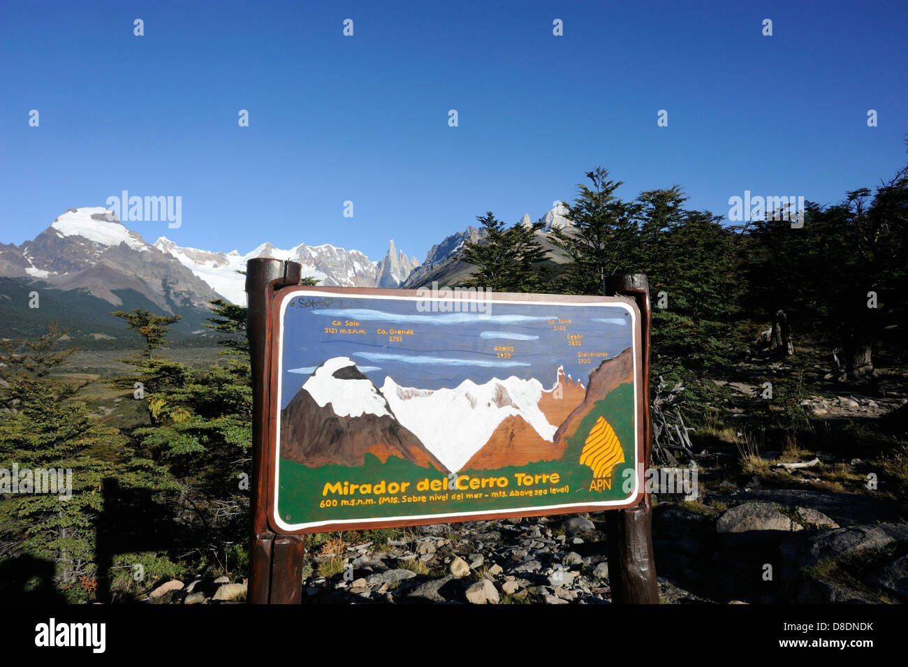 Schild mit den Bergen von den Mirador del Cerro Torre über El Chalten sichtbar. Stockfoto