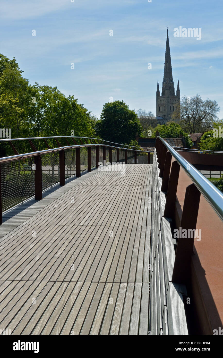 Suche entlang Peters-Brücke über den Fluss Wensum mit dem Turm der Norwich Kathedrale jenseits Stockfoto