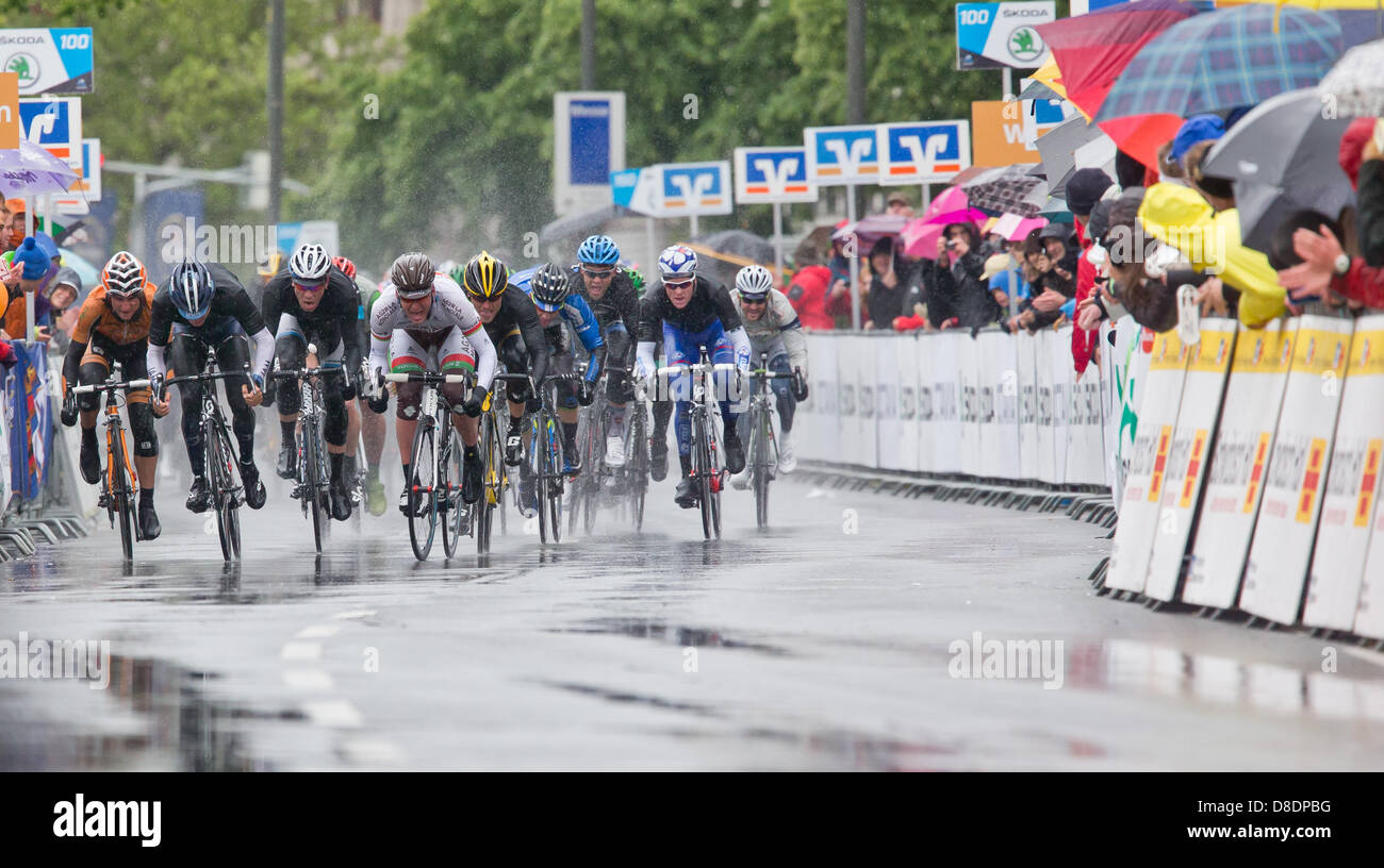 Australiens Heinrich Haussler vom Team IAM (2-L), sprint Spaniens Ju Lobato Del Valle vom Team EUS (L) und Bulgariens Yauheni Hutarovich (C) vom Team ALM bis zur Ziellinie in der fünften Etappe der Bayern-Rundfahrt 2013 in Nürnberg, 26. Mai 2013. Foto: DANIEL KARMANN Stockfoto