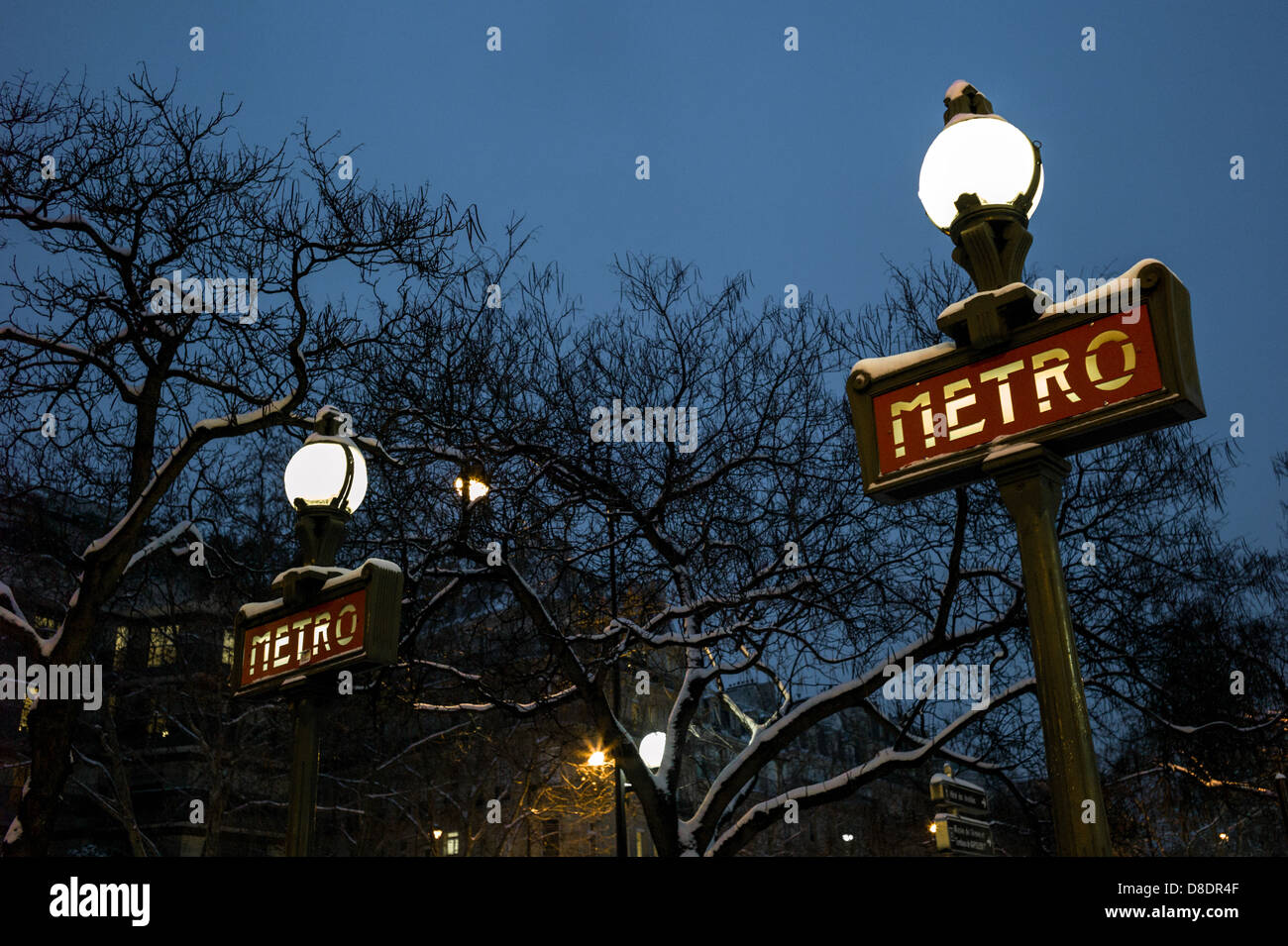 Schnee bedeckt Dervaux, Art Déco Paris Metro Zeichen außerhalb der U-Bahnhof, Paris. Stockfoto