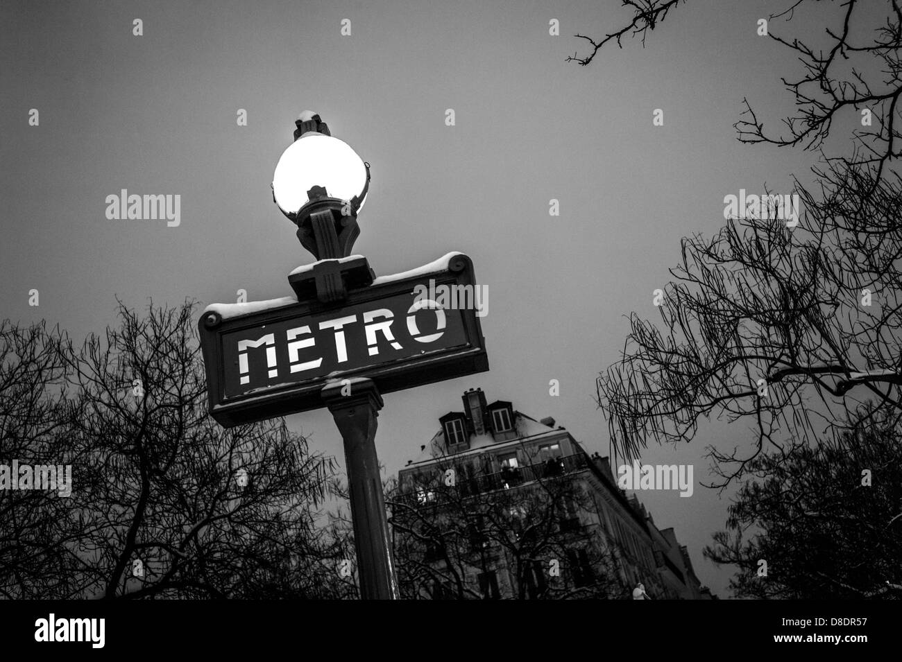 Schnee bedeckt Dervaux, Art Déco Paris Metro Zeichen außerhalb der U-Bahnhof, Paris. Stockfoto