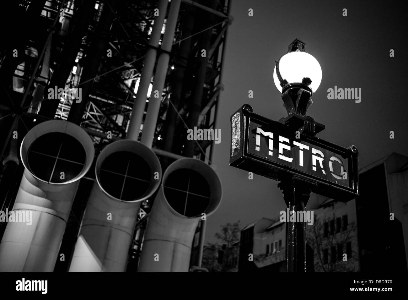 Dervaux, Art Déco Paris Metro Zeichen außerhalb des Centre Pompidou in Paris. Stockfoto