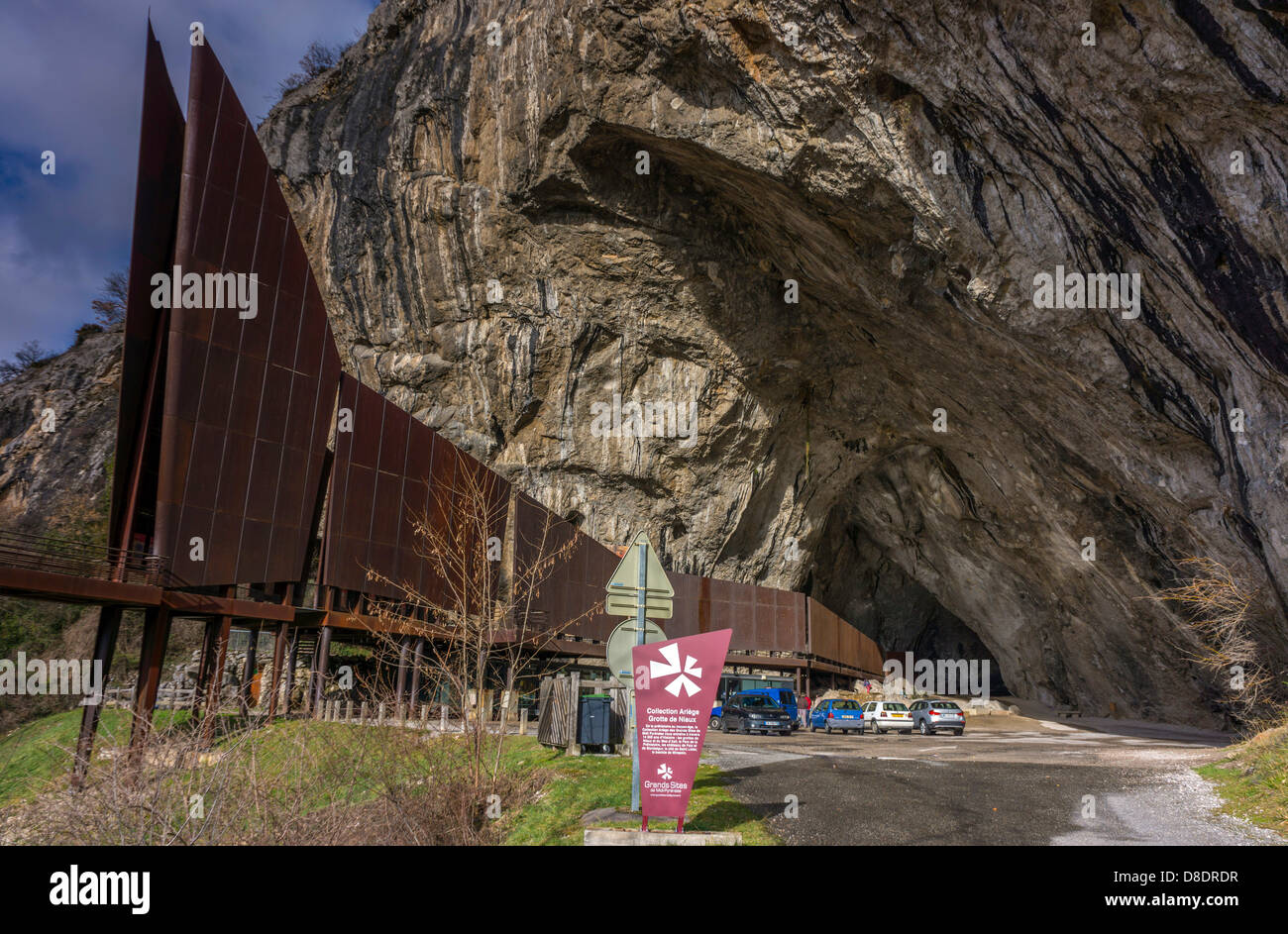 Niaux Höhleneingang, Tarascon-Sur-Ariege Pyrenäen, Frankreich mit Höhlenmalereien aus der Zeit des Magdalénien. Stockfoto