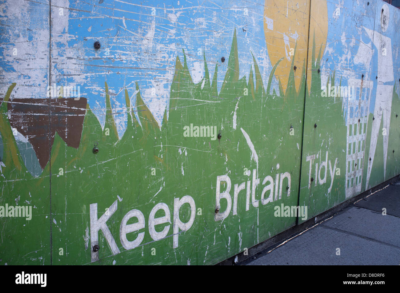 "Keep Britain Tidy" Ankündigung, befestigt an der Wand an einer Hauptstraße Stockfoto