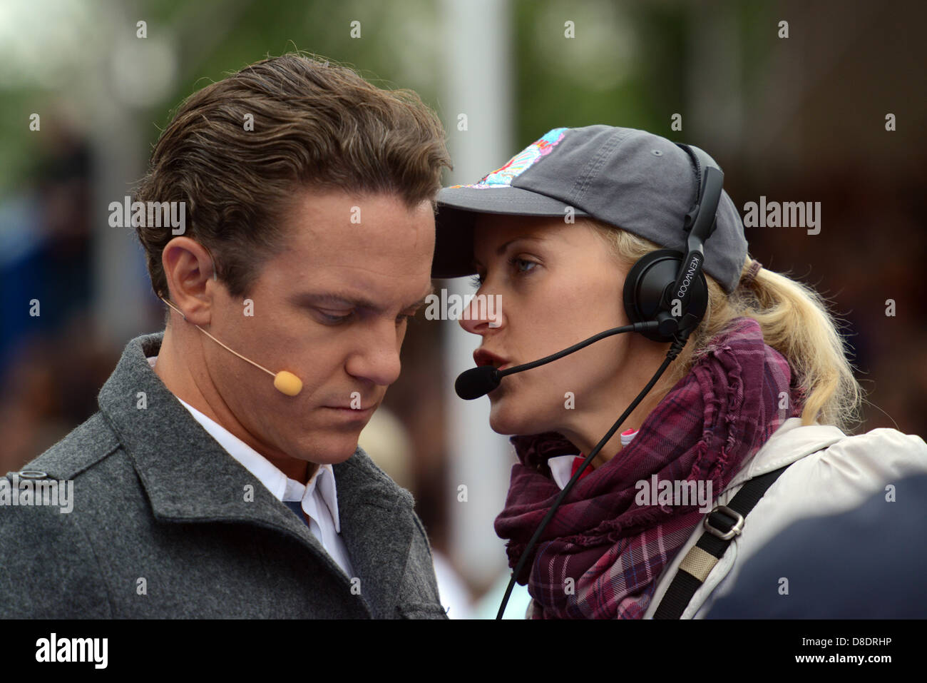 Stefan Mross und seine neue Frau Susanne sprechen während der ARD-Musik-Show "Immer Wieder Sonntags" im Europapark in Rust, Deutschland, 26. Mai 2013. Foto: Patrick Seeger Stockfoto