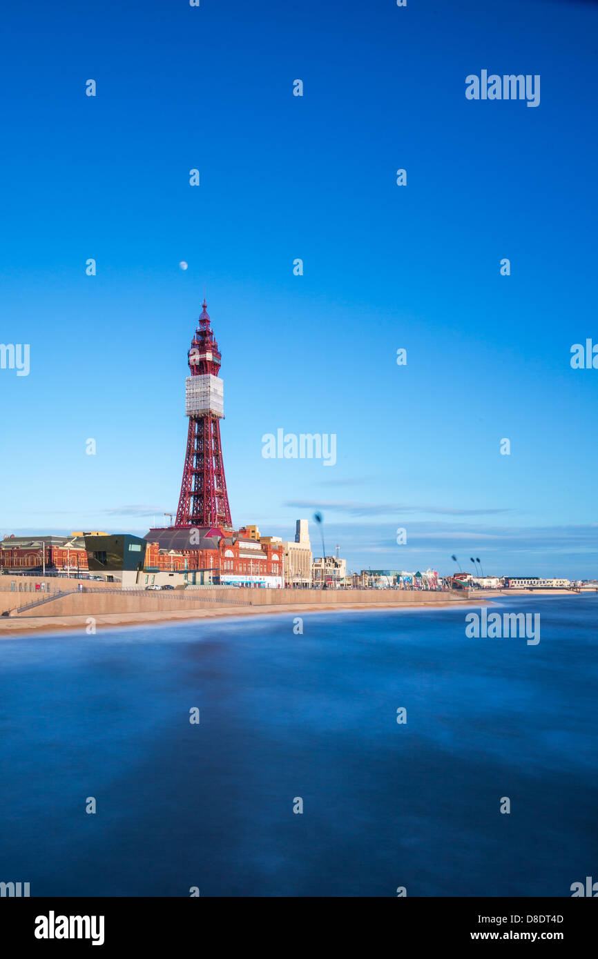 Blackpool Tower aus North Pier, Lancashire, England, Großbritannien Stockfoto