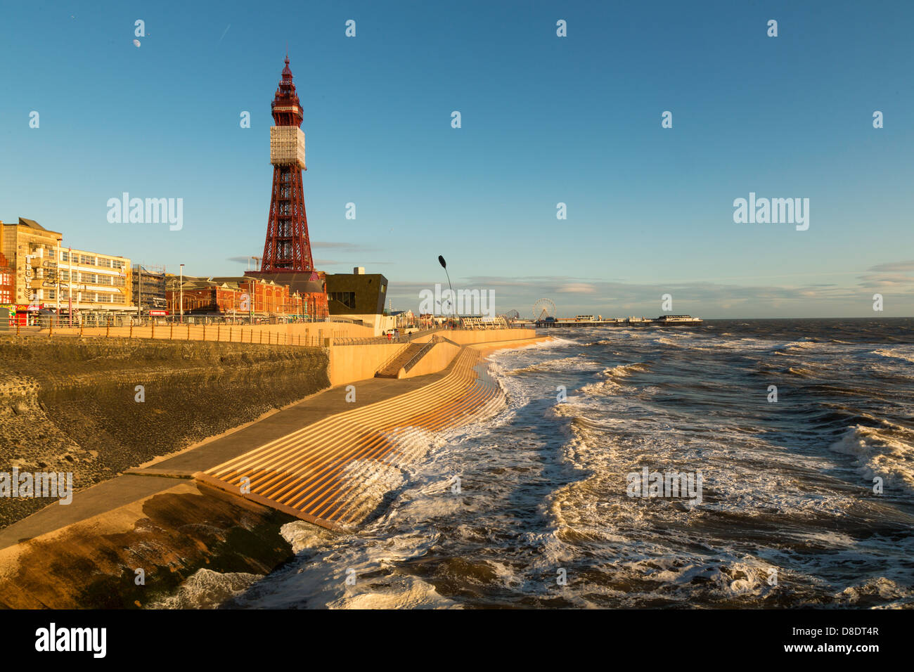 Blackpool Tower aus North Pier, Lancashire, England, Großbritannien Stockfoto