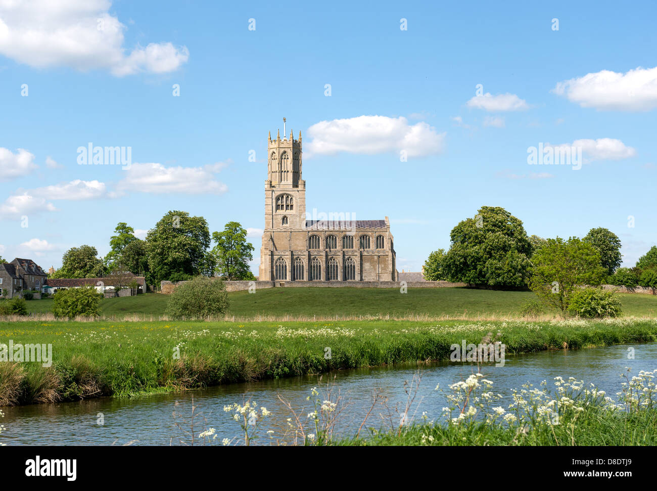 Die Kirche St. Mary und alle Heiligen Fotheringhay nahe des Flusses Nene an einem Sommertag. Stockfoto