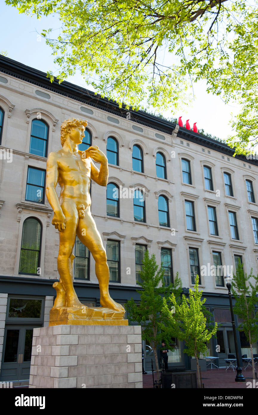USA, Kentucky KY Louisville 21 Museum Hotel Exterior mit Replikat Kopie des David Stockfoto