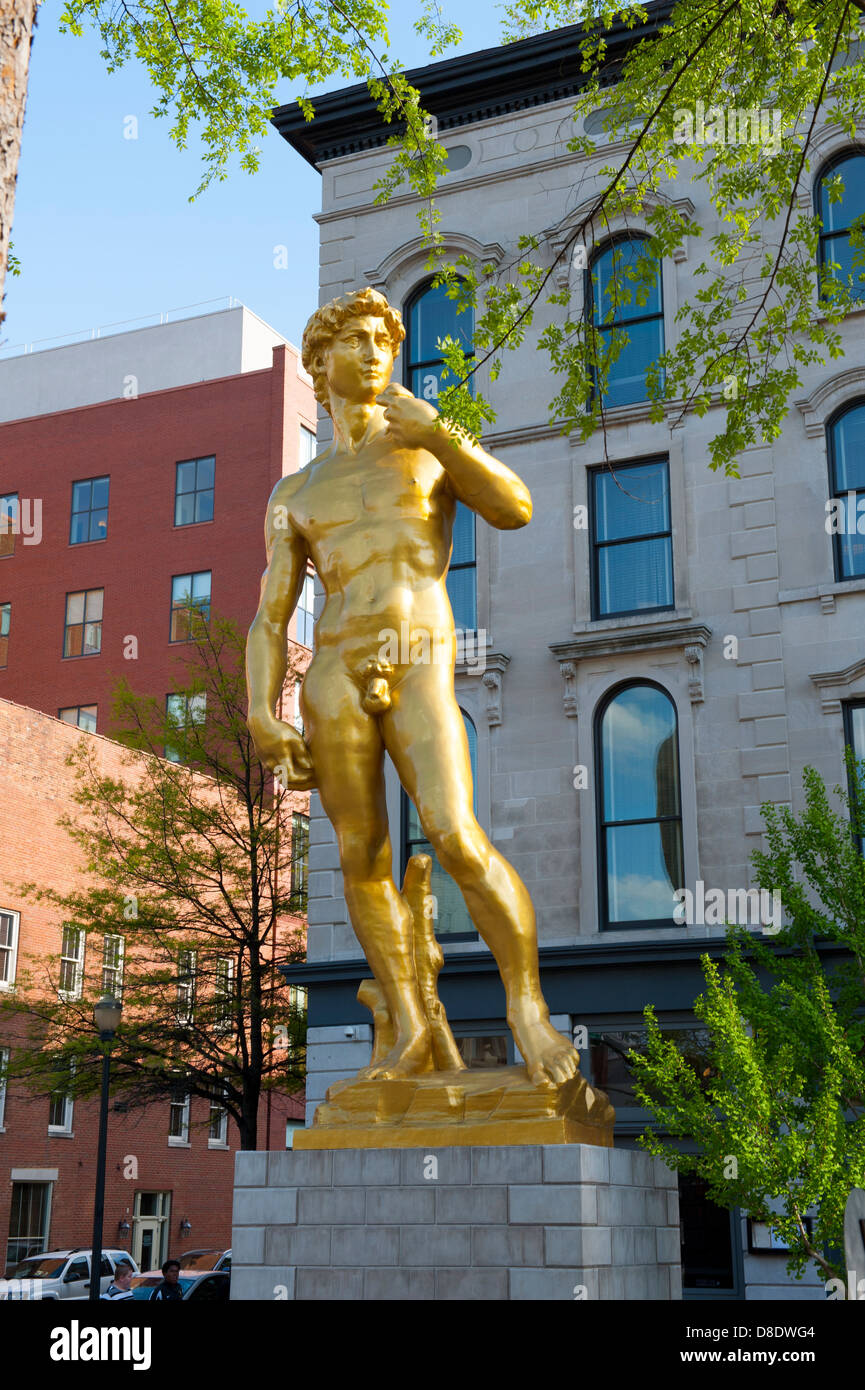 USA, Kentucky KY Louisville 21 Museum Hotel Exterior mit Replikat Kopie des David Stockfoto