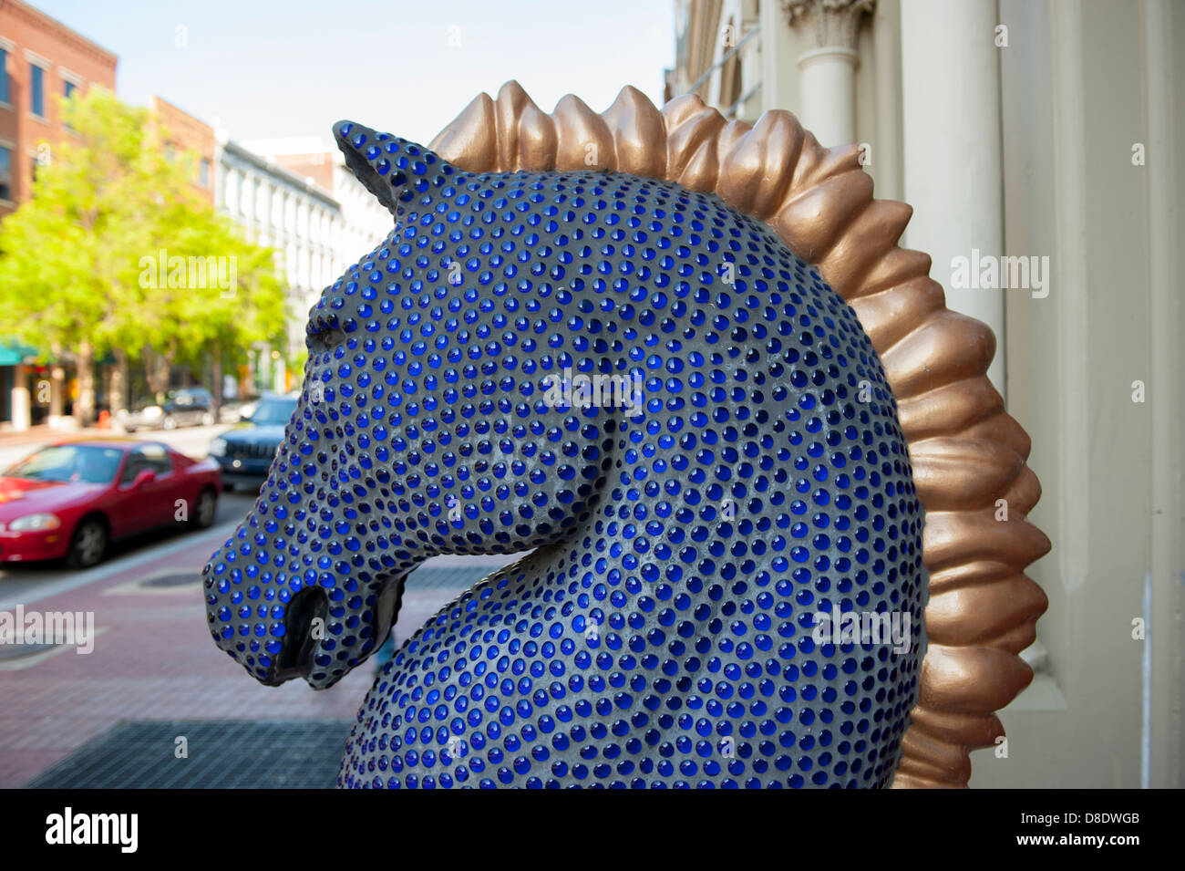 USA, Louisville Kentucky KY Kunst im öffentlichen Raum eines Pferdes - auf der Hauptstraße, die mit blauen Glasperlen Stockfoto