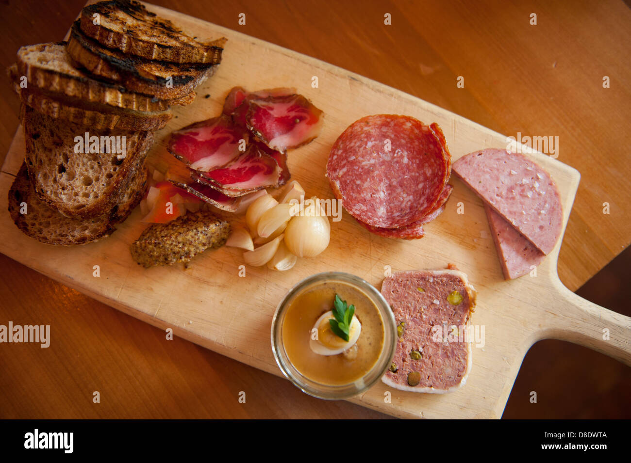 Museum Hotel USA Kentucky KY Louisville 21 Restaurant Nachweis am Main - eine Vorspeise der geräuchert und Wurstwaren auf einem Holzbrett Stockfoto