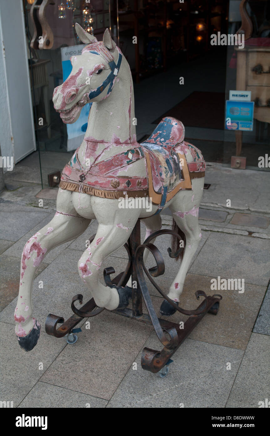 Antikes Schaukelpferd Dekoration sitzt außerhalb einer Shop-Antiquitäten-Händler in Frankreich. Stockfoto