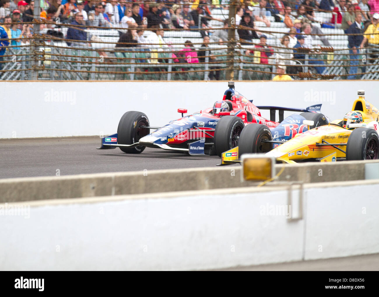 26. Mai 2013 - Indianapolis, IN - 26. Mai 2013: Marco Andretti (25) und Ryan Hunter-Reay (1) fahren Sie auf der geraden in Kurve 1 bei den 500 Meilen von Indianapolis auf dem Indianapolis Motor Speedway in Speedway, IN Stockfoto