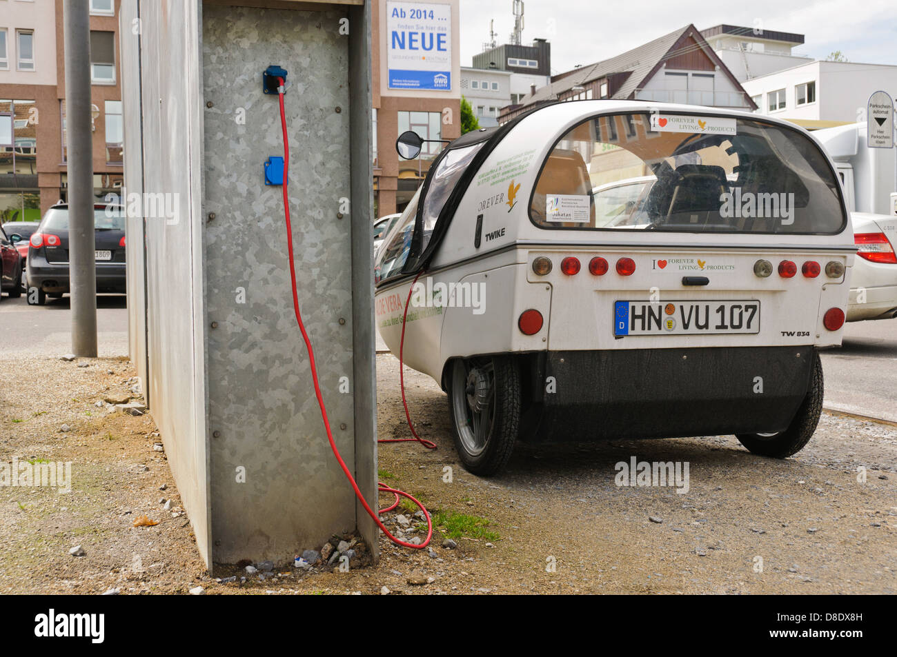 Umweltfreundliche Elektroauto, Trike, TWIKE TW 834, Laden von Batterien ist es an einer Solarstation Service, Heilbronn Deutschland Stockfoto