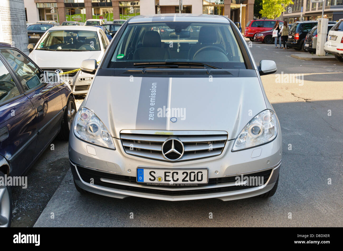 Umweltfreundlichen Elektro-Auto, Mercedes Benz Null Emission, Laden von Batterien ist es an einer Solarstation Service, Heilbronn Deutschland Stockfoto